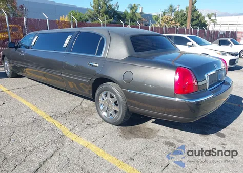 2008 Lincoln Town Car Executive z USA, uszkodzony, nr VIN 2L1FM88W98X635623